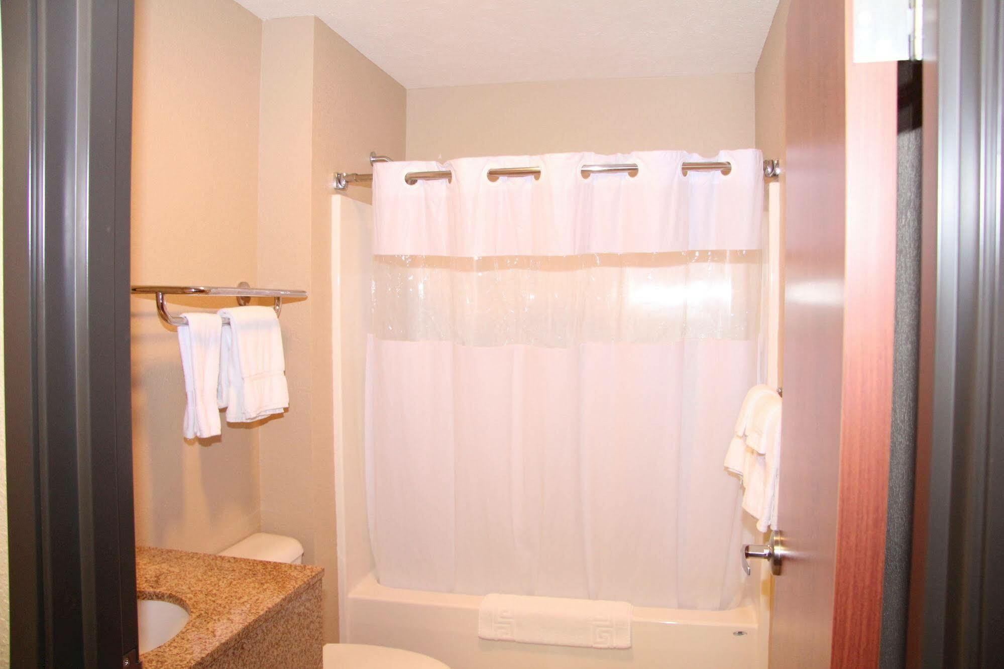 Green Acres Hotel Pittsfield ภายนอก รูปภาพ